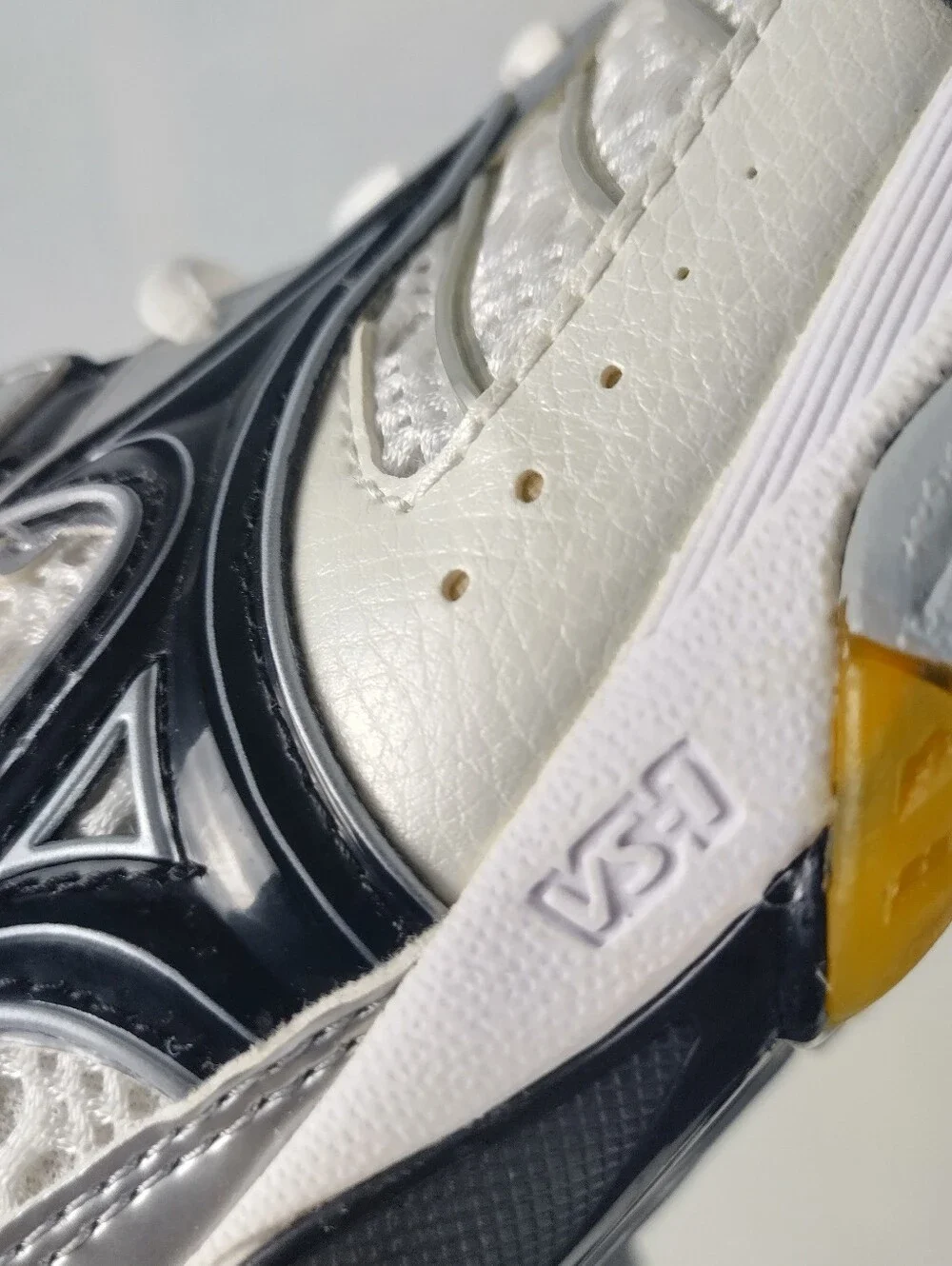 Mizuno Women's Size 12 Wave Lightning 6 Volleyball Shoes White Silver Black New